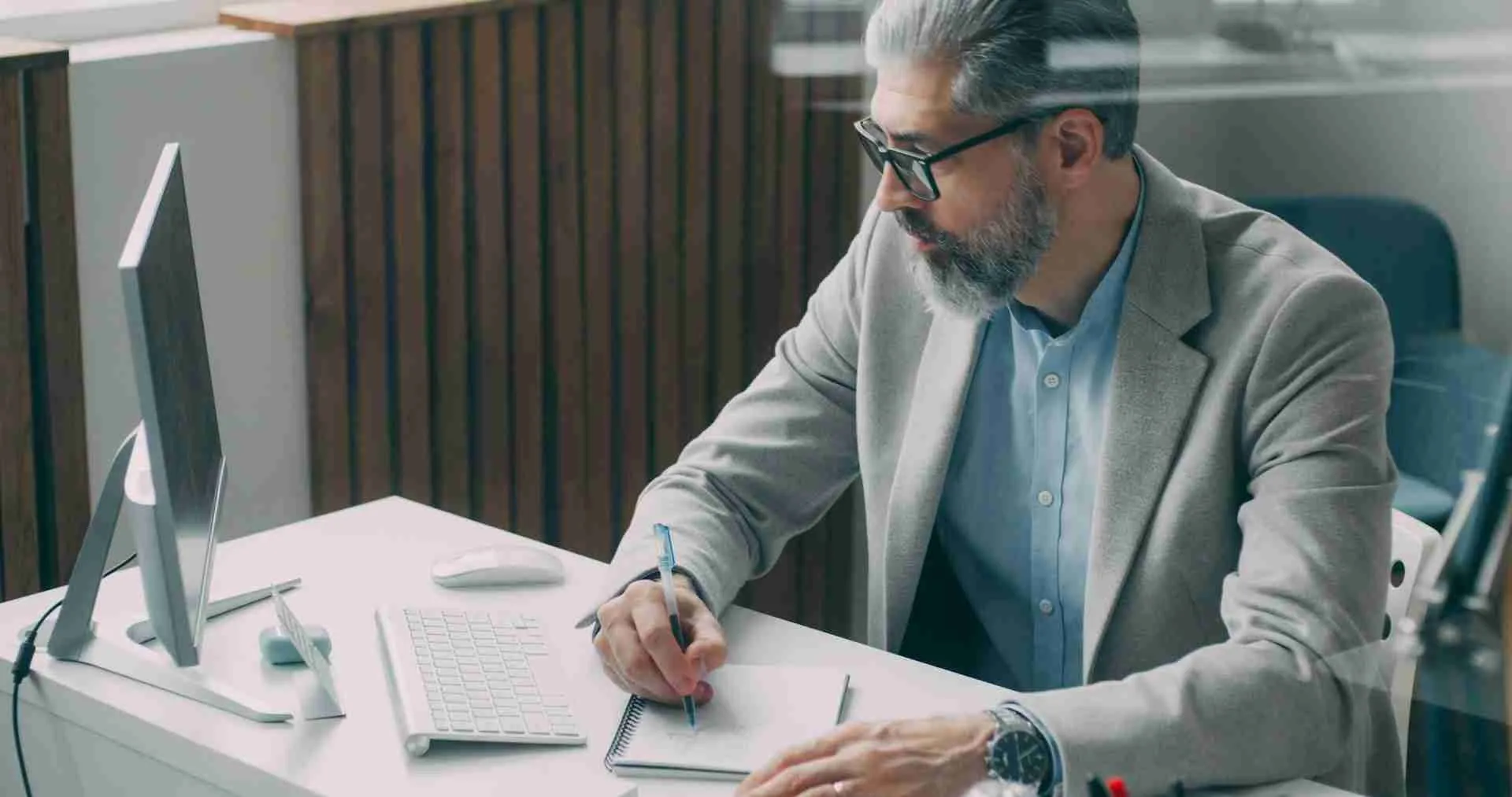 How Fractional CMO Services Guide Small Business Growth